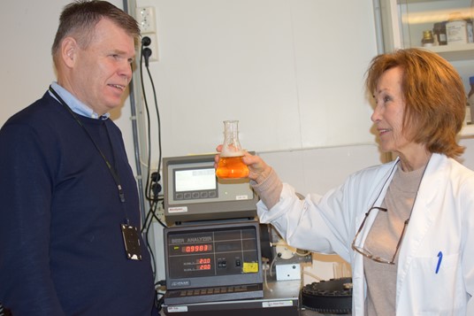 Sonja Lystvet jobber som laboratoriesjef og kvalitetsleder ved Arendals Bryggeri. Hun håper flere unge får øynene opp for det spennende laboratoriefaget. Daglig leder ved Arendals Bryggeri, Torstein Paulsen, tar gjerne inn lærlinger her om det blir lagt inn ressurser til det.