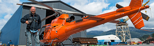 En fotojobb er aldri lik en annen. Helikopter må til for å ta gode båtbilder.